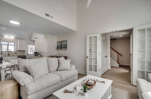Surfside Beach House | Beautifully Updated 3BR Surfside Beach Townhouse-Master on Main-2blks to beach-Golf Cart Included Free!