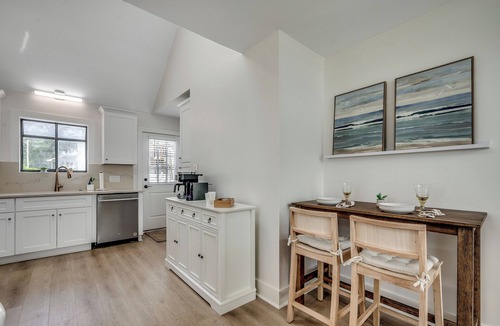 Surfside Beach House | Beautifully Updated 3BR Surfside Beach Townhouse-Master on Main-2blks to beach-Golf Cart Included Free!