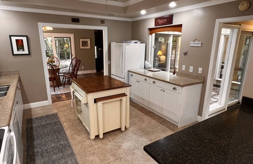 Heritage Woods House | Beautifully decorated, walk to the beach, Sleeps 8, pet friendly, bikes included