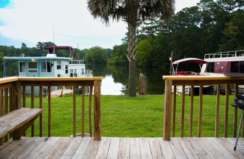 Eutawville Hotel | Bells Marina & Fishing Resort - Santee Lake Marion by I95 - Family Adventure, Pets on Request!