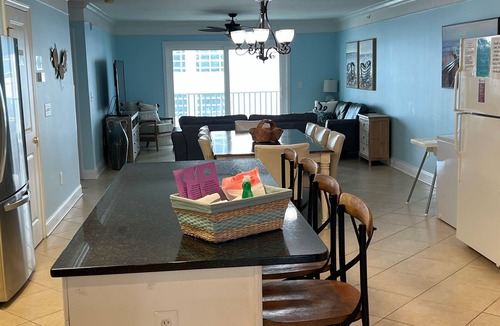 Crescent Beach Villa | Big LUXURY Penthouse villa with stocked kitchen,WiFi Pool/Hot tub,comfy beds.