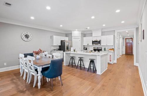 North Charleston House | Big Modern Home with Ample Parking