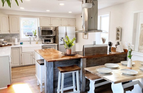 Columbia House | Big Red Columbia Living near DT, USC, Ft. J! Pets!