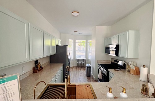 Old Town Bluffton House | Bluffton Lowcountry Casa Del Café/Private Driveway+Fence Yard