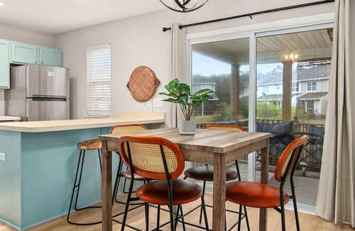 Charleston House | Boho SoCo- 8 mins to Credit One, 20 mins to DTWN