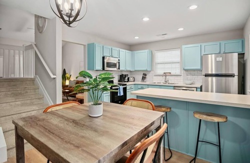Charleston House | Boho SoCo- 8 mins to Credit One, 20 mins to DTWN