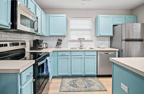 Charleston House | Boho SoCo- 8 mins to Credit One, 20 mins to DTWN