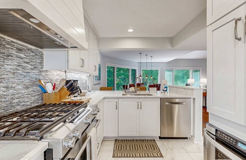Spinnaker Beachhouses House | Bold villa with grill, outdoor shower & deck - by beach and Camp St. Christopher
