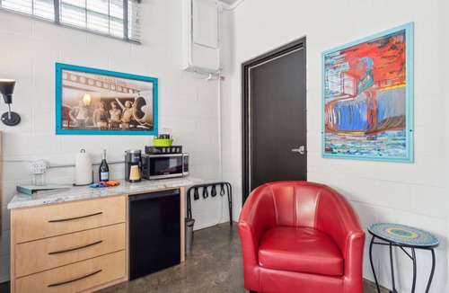 Folly Beach Hotel | Boutique Vera Hotel Room 100: King Room in the Heart of Folly Beach ADA