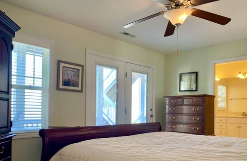 McCutcheon Field House | BRAND NEW PRIVATE DOCK & SUNSET VIEWS! Sleeps 11, elevator, small dogs welcome