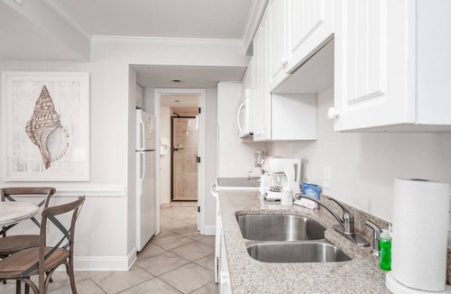 Litchfield by the Sea Hotel | Breezy Resort Retreat + Full Kitchen & Private Beach Access near Local Golf