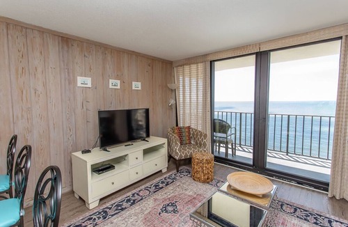 Garden City Condo | BRIGHT AND CHEERY TWO BEDROOM OCEAN FRONT CONDO STEPS AWAY FROM THE OCEAN!