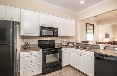 Litchfield by the Sea Hotel | Bright Coastal Haven w/Full Kitchen + Pools & Lazy River near Lowcountry Zoo