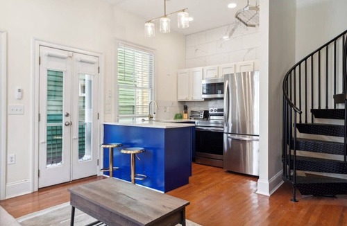 Westside Apartment | Bright & Fun 1 Bedroom Monthly Rental