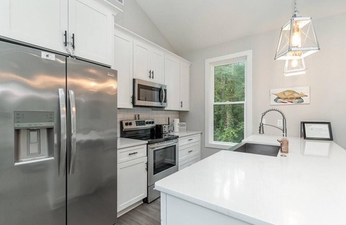 Litchfield by the Sea House | Bright Modern 4 Bdrm House Near Beach Pet Friendly
