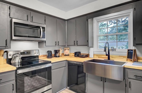 Ladson House | Bright & Spacious Charleston-Area Family Home
