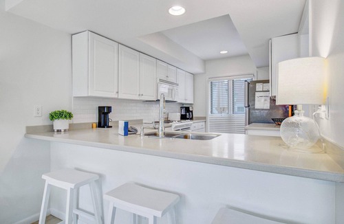 Spinnaker Beachhouses House | Bright villa with lagoon & fairway views - walk to the beach & golf