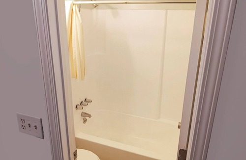 Kernersville Hotel | Budget-Friendly Room Near Korner’s Folly – Only 1.3 Miles Away