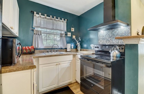 Sumter Apartment | Carriage House near parks, walking paths, and historic downtown Sumter!