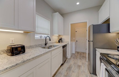 Cayce House | Cayce Sister Houses | Sleeps 14 | Mins to CAE