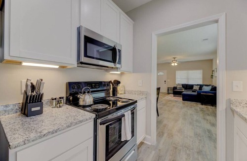 Cayce House | Cayce Sister Houses | Sleeps 14 | Mins to CAE