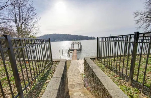 Dixie - Berryhill Cabin | Chalet du Lac – Lakefront Retreat