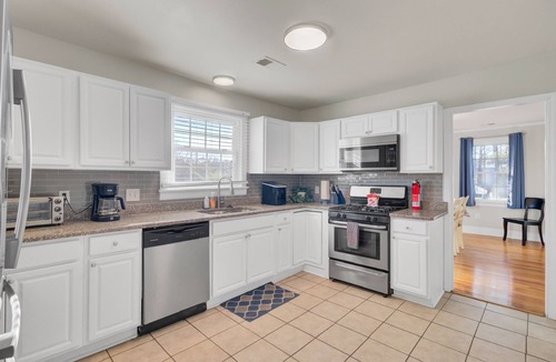 North Charleston House | Charleston 4BR Family Retreat Fenced Yard Sleeps 10