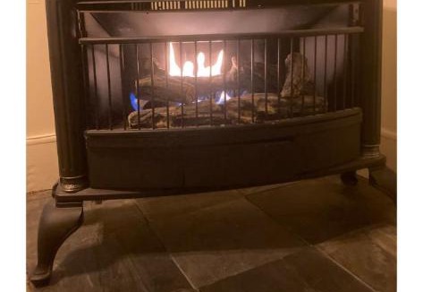 Rosewood Apartment | Charleston, SC themed - PRIVATE 1 QUEEN BED 1 BATH APARTMENT 2 FUTONS THAT FOLD OUT FLAT TO SLEEP ON & LEATHER LOVE SEAT GAS LOGS IN LIVING ROOM FULL KITCHEN POKER BUMPER POOL TABLE CONVENIENTLY LOCATED IN COLUMBIA SOUTH CAROLINA 1 QUEEN BED & 2 SOFA BEDS