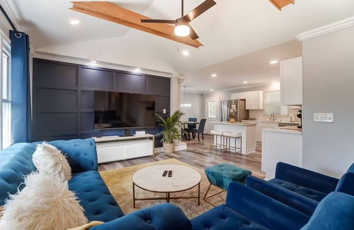 Starmount House | Charlotte Pet Friendly 3BR Chateau Hot Tub Mini Golf Fire Pit SouthPark