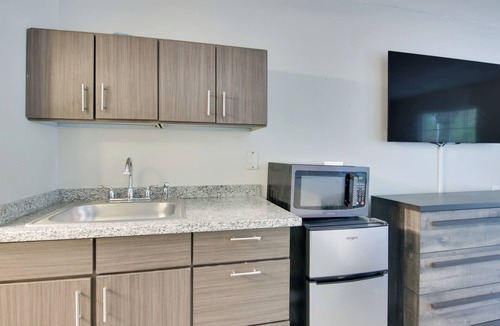 Sheffield Park Apartment | Charlotte Studio w/Gym: Near Hospitals, Park Expo