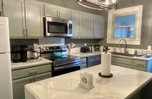 Dublin House | Charming 1907 Victorian Fully Renovated Near Downtown Dublin & Country Club