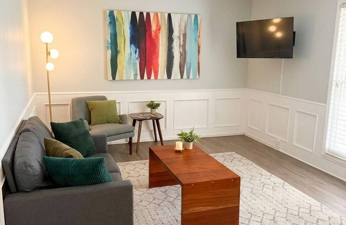 Charleston Apartment | Charming 1BR Pool 5–10 Minutes to Downtown CHS