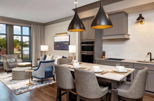 Ansonborough Hotel | Charming 2 Suites Near Liberty Square – Central & Peaceful Stay