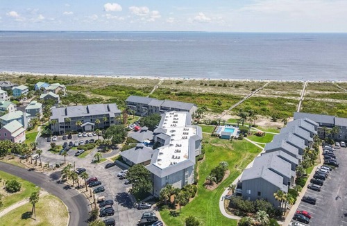 Oceanmarsh Subdivision Condo | Charming condo with a screened-in porch, water views, and access to complex pool