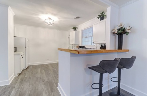Summerville Historic District Cottage | Charming Cottage in Historic Summerville! 2-Bed 2-Bath Walk to shopping/dining!