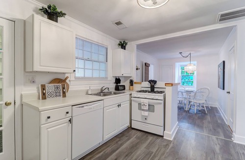Summerville Historic District Cottage | Charming Cottage in Historic Summerville! 2-Bed 2-Bath Walk to shopping/dining!