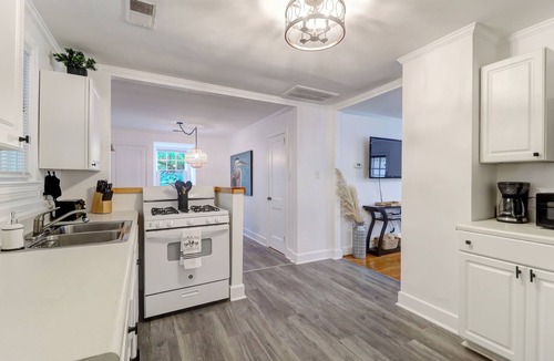 Summerville Historic District Cottage | Charming Cottage in Historic Summerville! 2-Bed 2-Bath Walk to shopping/dining!