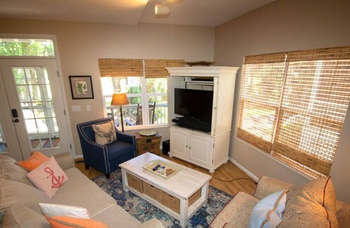 Saint Helena Island Cottage | Charming Cottage Near Marina & Boathouse w/ Sunny Golf Course Views