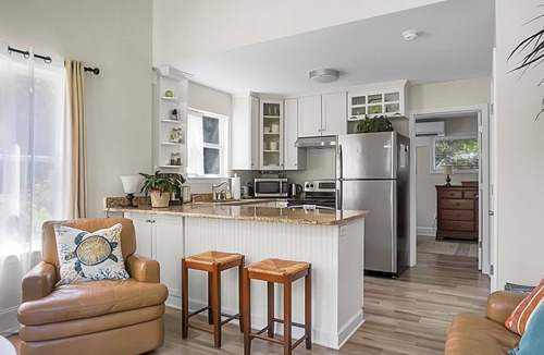 The Meadows Cottage | Charming cottage! Central to beach & downtown