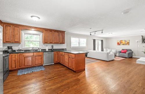 Harwood Lane House | Charming, Cozy Home close to Uptown, Airport & Whitewater Center