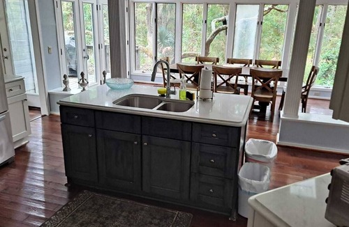 Vanderhorst Plantation House | Charming, family friendly and updated kitchen