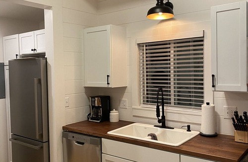 Summerville Historic District Cottage | Charming & Quaint - Fully Restored Historic Cottage at Camellia Cottages