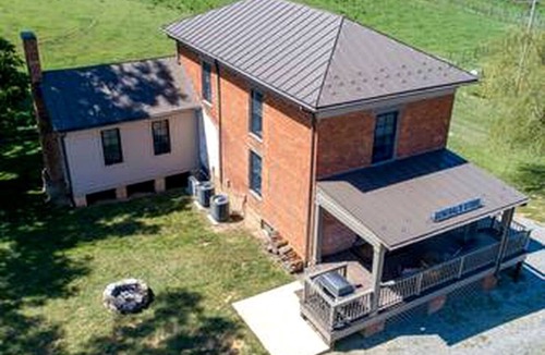 New River Cottage | Charming Retreat: Pet-Friendly Classic Rental for Outdoor Activities in Pulaski County, VA