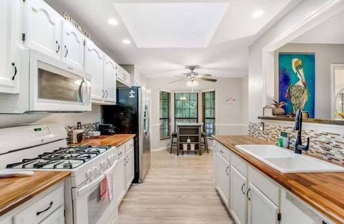 Savannah House | Charming Savannah Family Home, Game Room, Dog Friendly