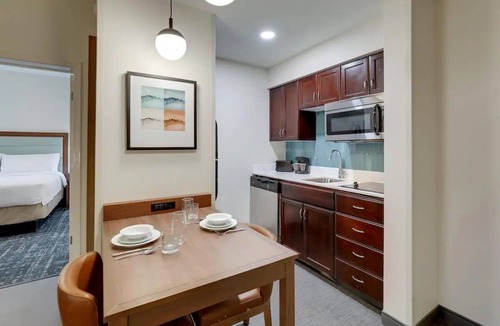 Mount Pleasant Hotel | Charming Suite for Couples Near Charleston Harbor – Modern & Elegant Space