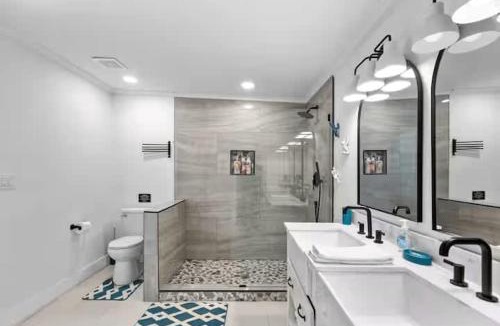 Mount Pleasant House | Chic Modern Cottage Near Downtown and Beaches Family