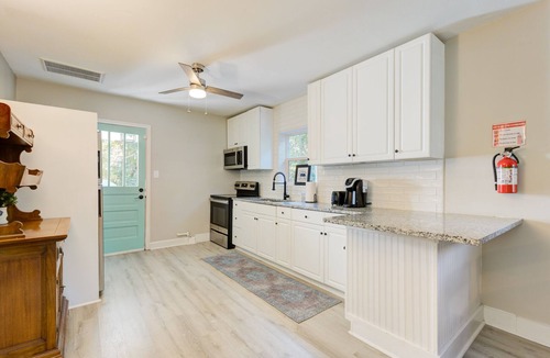 North Charleston Cottage | ✰CHS Cheery Cottage~15 min to Downtown Charleston✰