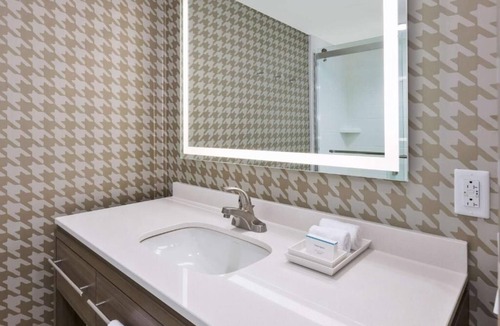 Wilmington Hotel | Cityscape Comfort! 3 Family-friendly Units! Pool, Minutes to Wrightsville Beach!