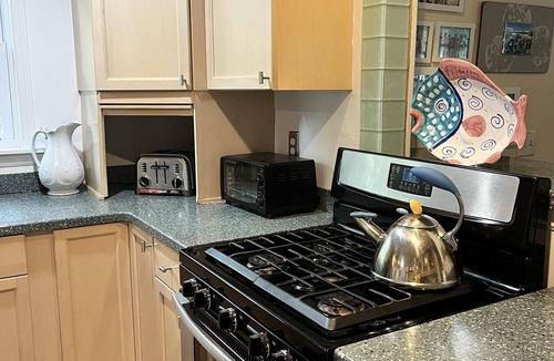 Sullivan's Island House | Classic Style Sullivan's Island house - Very Charming! 2 blocks to beach/1 Month Minimum Only!