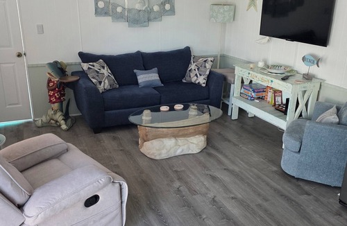 Garden City House | CLEAN , Pet Friendly Beach House w/golf cart and free beach parking